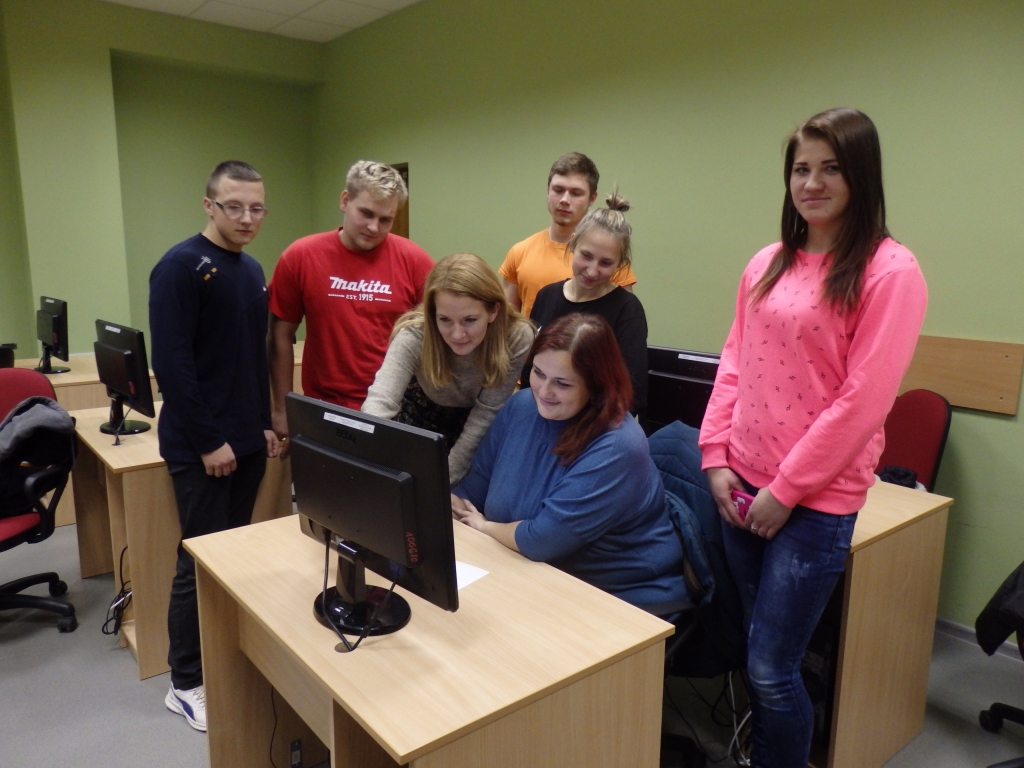 MĀCĀS ANGĻU VALODU. Tā kā praksē ārvalstīs darba valoda būs angļu, jaunieši papildina zināšanas, izmantojot projekta iespēju — speciālu programmu valodas apguvei. No kreisās —  Rolands Ralfs Tērauds, Rolands Brics, skolotāja Ilona Moršina, Lauris Pojasņikovs, Monta Āboliņa, Olga Tataurova un Laura Santa Ungure. Skolotāja paskaidros, un tad katrs dosies pie sava datora.                                                                             

Autors: autores 