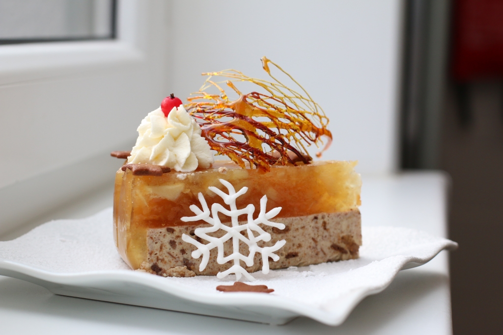 Adventes kūka vizuāli visvairāk uzbur Ziemassvētku sajūtu. Lai garšas buķete būtu pilnīgāka, izvēloties dzērienu, tiek rekomendēta kafija, kurai klāt var pievienot nedaudz kanēļa, vaniļas vai ruma (viens no variantiem).
Autors: SANTA SINKA