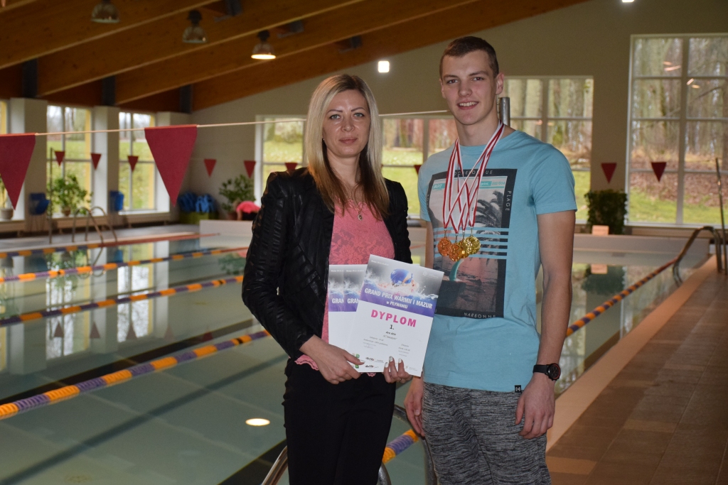 PRIEKS par medaļām gan trenerei Jolantai Grugulei, gan Atim Ārem.
 
Autors: Imants Kaziļuns