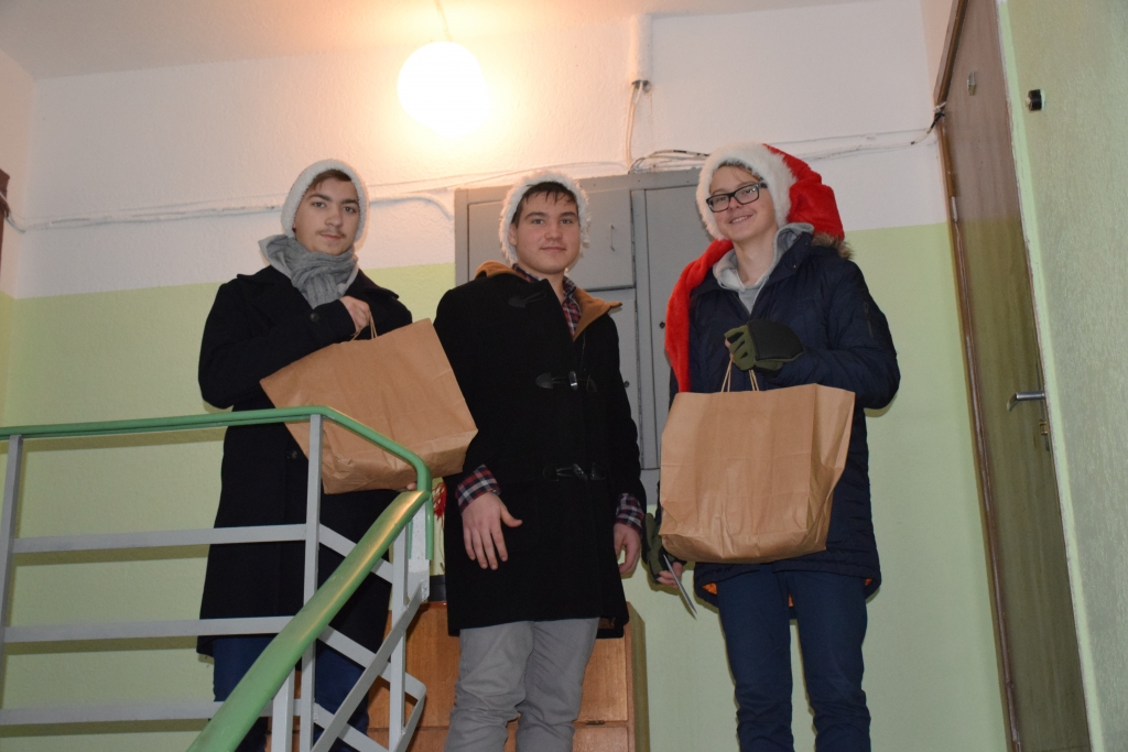 Prieka nesēji. Rūķi Māris (no kreisās), Mārcis un Dāvids pēc mirkļa klauvēs pie skolotājas Annas Kalves durvīm.
Autors: Imants Kaziļuns