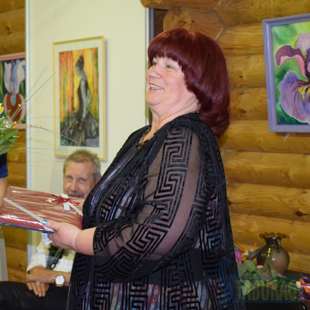 Taiga Kalvišķe savas izstādes atklāšanā Aizkraukles Vēstures un mākslas muzejā 