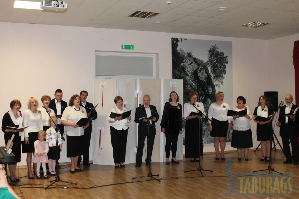 JAUNDIBINĀTAJĀ KOLEKTĪVĀ — Jaunjelgavas novada jauktajā korī “Vīgante” — dziedās arī Staburaga pagasta dziedošo kolektīvu dalībnieki.


Autors: no “Staburaga” arhīva