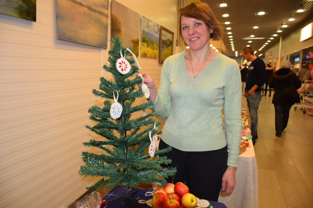 AŠAS DARINĀTI ROTĀJUMI. Daces Mihailovas veidotās filca sniegpārsliņas eglītes svētku tērpā. 
Autors: Guna Mikasenoka