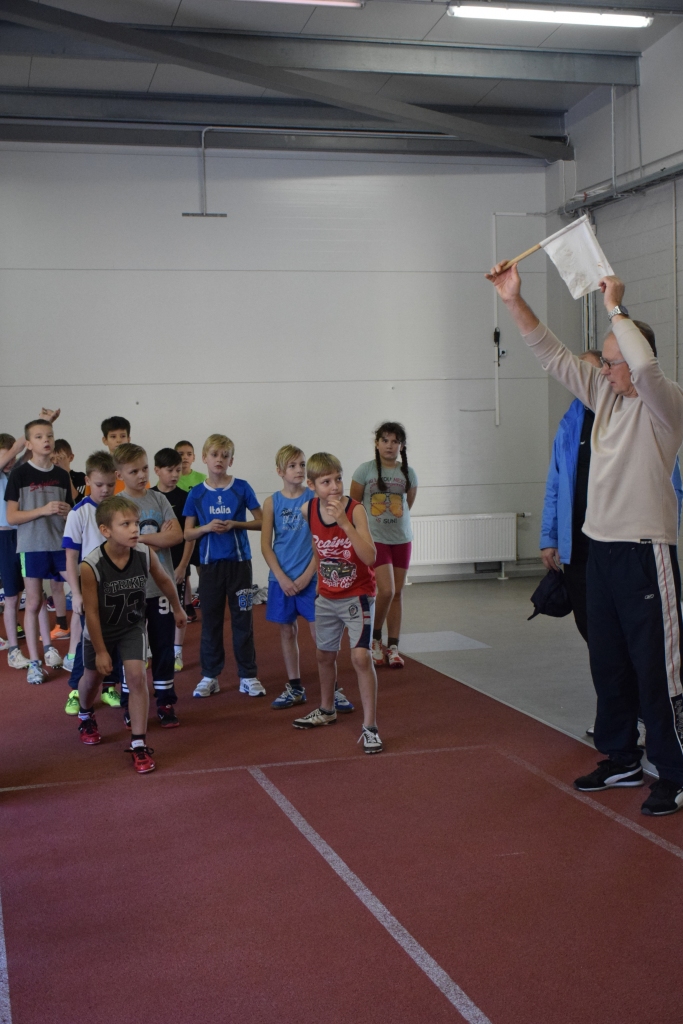 Mirklis pirms starta. 60 metru sprinta skrējienā startu deva sacensību galvenais tiesnesis Mārtiņš Holsts.