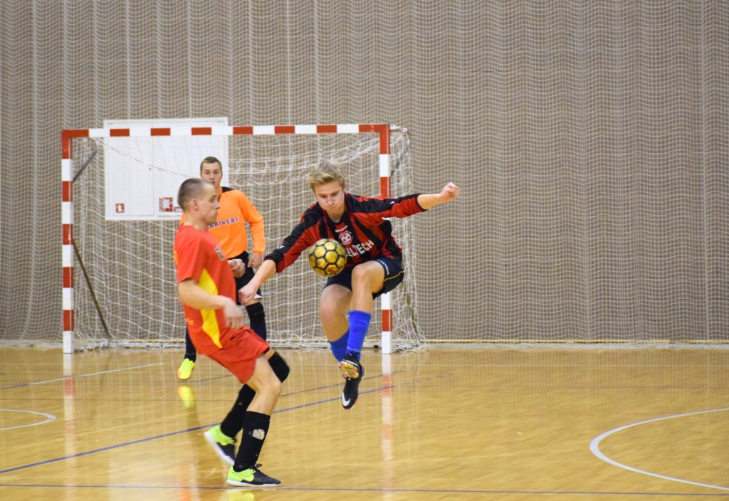 Tiešs trāpījums? Mājinieki — vienība “FC Aizkraukle” — piekāpās Skrīveru futbolistiem. Skrīveriešiem šī bija trešā uzvara pēc kārtas un otrā reize, kad pretinieks tiek atstāts tukšā.
Autors: Viesturs Kaktiņš