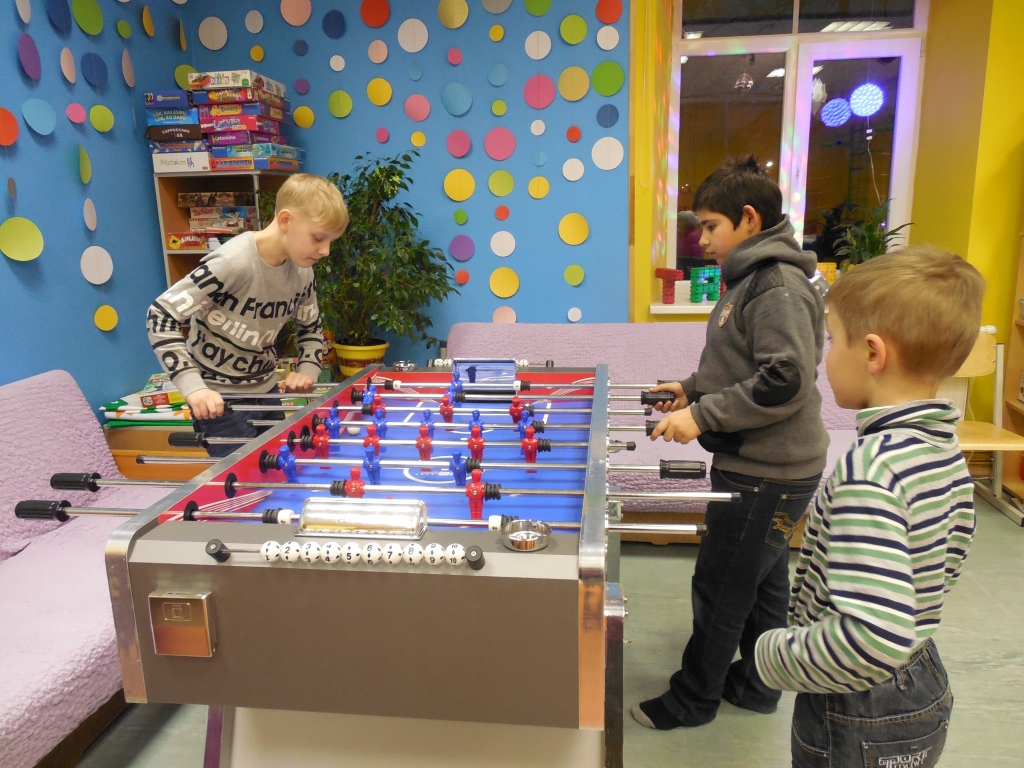 PRIEKS. Jauno galda futbola spēli svinīgi atklāja centra Ziemassvētku pasākumā.                                                                                    
Autors: no “Pepijas” 