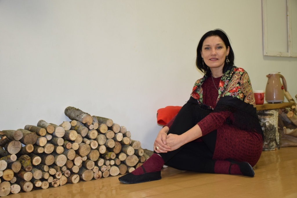 Maruta Mīlīga. Ritmikas un deju skolotāja aicina arī pieaugušajiem kustēties un just līdzi mūzikai, šūpoties, iekustināt ķermeni. Kļūt dzīviem.
Autors: Inga Patmalniece