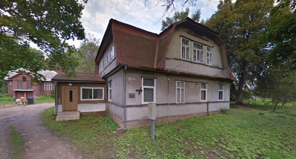 Slimnīca, ambulance, policija. Nākamais šīs mājas lietojums varētu būt sociālo pakalpojumu centrs.                                         
Autors: no googlemap