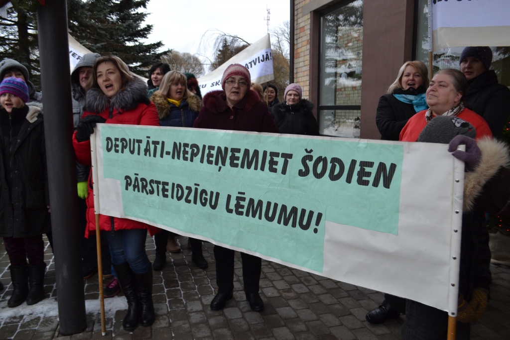 Vecbebru Profesionālās un vispārizglītojošās internātvidusskolas skolotāji un audzēkņu vecāki piketā aicināja deputātus nepieņemt pārsteidzīgus lēmumus un meklēt visus iespējamos risinājumus, lai saglabātu skolu.
Autors: Guna Skaistkalne