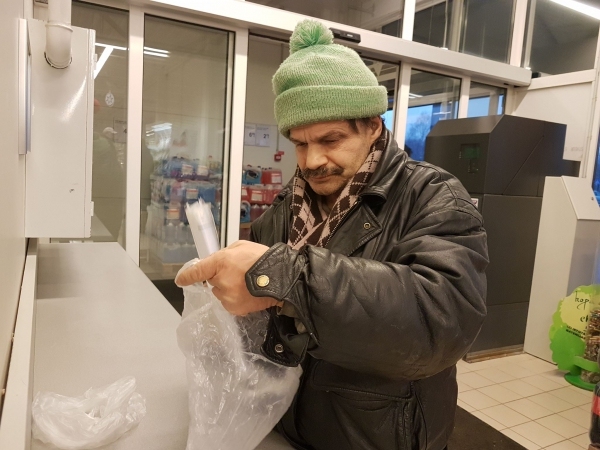 Šķiet, ka visa vīrieša iedzīve ir divos plastmasas maisiņos. 
Autors: Imants Kaziļuns