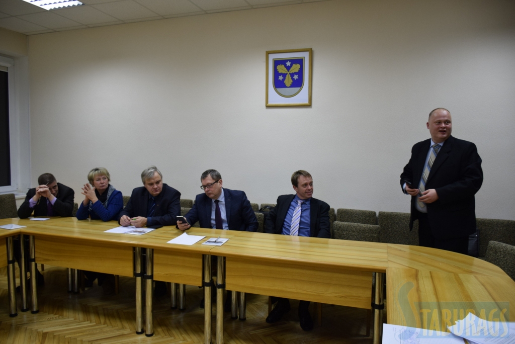 VAI VAR TICĒT? Ministrijas pārstāvis Arnis Šults (stāv) ir neizpratnē, kādēļ jautājums par sadarbības novadu veidošanu pašvaldību vadītājus tik ļoti uztrauc? Pašvaldību vadītāji uzskata — tādēļ, ka viņi ir daudz pieredzējuši un zina, ka valdības pārstāvji saka vienu un pēc tam dara ko citu. Skrīveru novada domes priekšsēdētājs Andris Zālītis jau saķēris galvu (no kreisās), līdzās — viņa vietniece Sarmīte Jansone, Neretas novada domes priekšsēdētājs Arvīds Kviesis, Kokneses pašvaldības vadītājs Dainis Vingris un Aizkraukles novada domes deputāts Jānis Belickis.