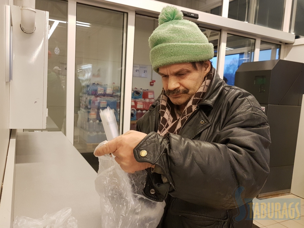 Visa iedzīve pāris maisiņos. Bezpajumtnieka Aivara Tillera dzīvesstāsts ir savāds un noslēpumains.
Autors: Imants Kaziļuns