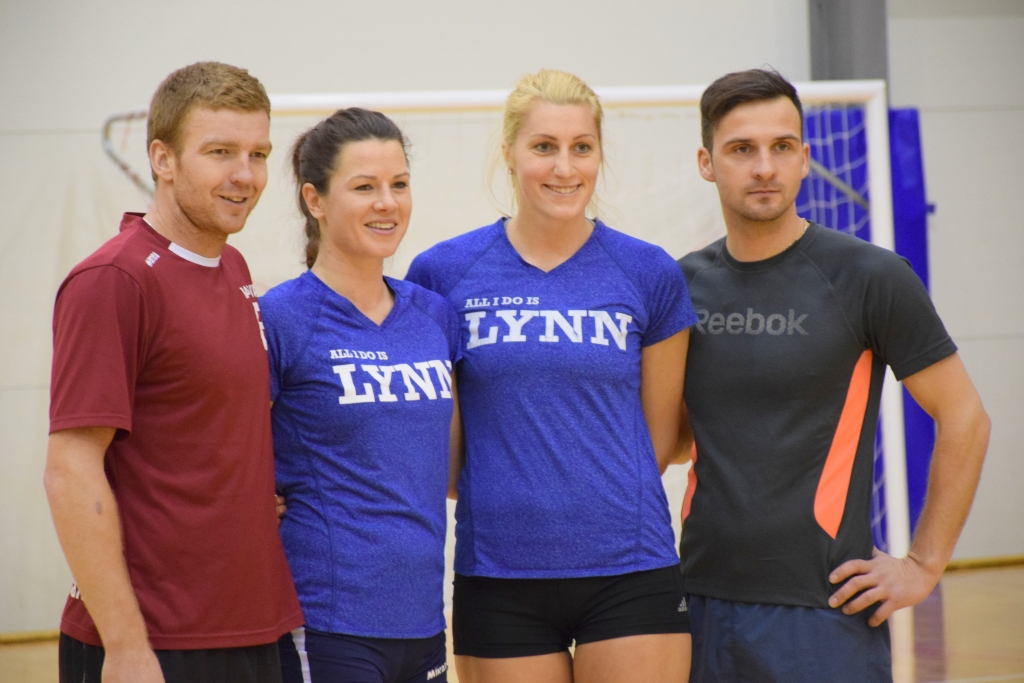 Ne tikai skaisti, bet arī labi spēlē. “Piparkūku kausa” uzvarētāji no komandas “Skaistuļi” — Raitis Zukuls (pirmais no kreisās), Sanita Kuprašova, Elīna Strautniece un Aigars Auzenbergs.