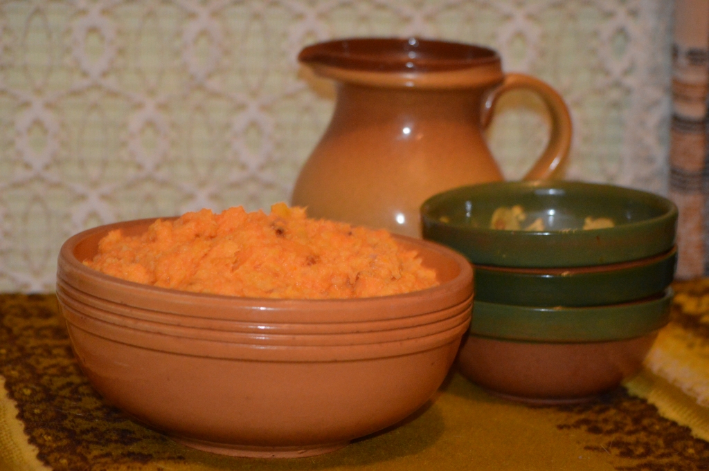 Tās, protams, ir tikai emocijas, bet ziemas mēnešos, kad laukā plosās putenis un sals, ēdieni, kas baudīti no māla traukiem, silda ilgāk. 
