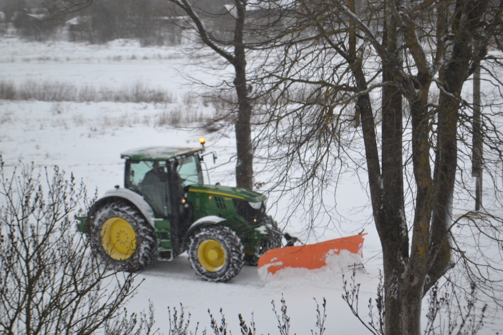 ŠOZIEM PIRMAIS lielais putenis sagādāja daudz rūpju gan ielu un ceļu kopējiem, gan pastniekiem un arī operatīvajiem dienestiem. Valsts galveno autoceļu uzturēšanas darbos visā Latvijā bija iesaistītas 211 akciju sabiedrības “Latvijas Autoceļu uzturētājs” ziemas dienesta tehnikas vienības. Puteņa laikā uz Latvijas ceļiem reģistrēta 161 avārija un cietuši 26 cilvēki, tajā skaitā Aizkrauklē, Jaunceltnes ielā, notika divu automašīnu sadursme. Attēlā - sniegu Seces centrā tīra z.s. 