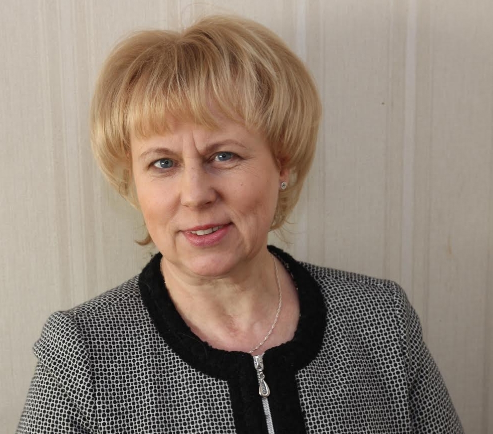 DAINA GRŪBE uzskata: “Skaļi izteikti vārdi ir zināms solījums sev pašai un līdzcilvēkiem — jāatrod laiks rakstīšanai.” 

Autors: no Dainas albuma