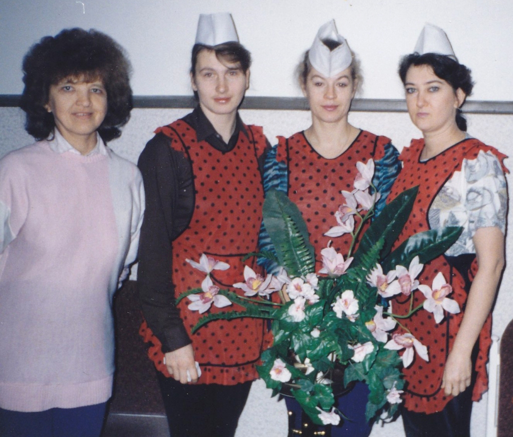 90. gadu sākumā. Pļaviņu patērētāju biedrības darbinieces Mārīte Vītoliņa (no kreisās), Lilita Ozola, Daina Jirgena, Ramute Misjuna.                                                                                                   
Autors: no Anitas Jankunas albuma