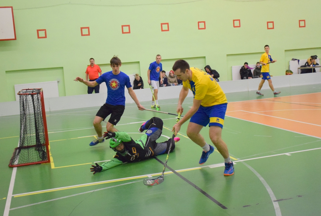 Jauna un talantīga. Zem vārtsarga ekipējuma paslēpusies Daudzeses pamatskolas 8. klases skolniece Laura Viktorija Lucāne. Daudzesiete veiksmīgi sargāja vārtus, ņemot vērā, ka pretinieki bija spēcīgie Kokneses florbolisti.
Autors: Viesturs Kaktiņš