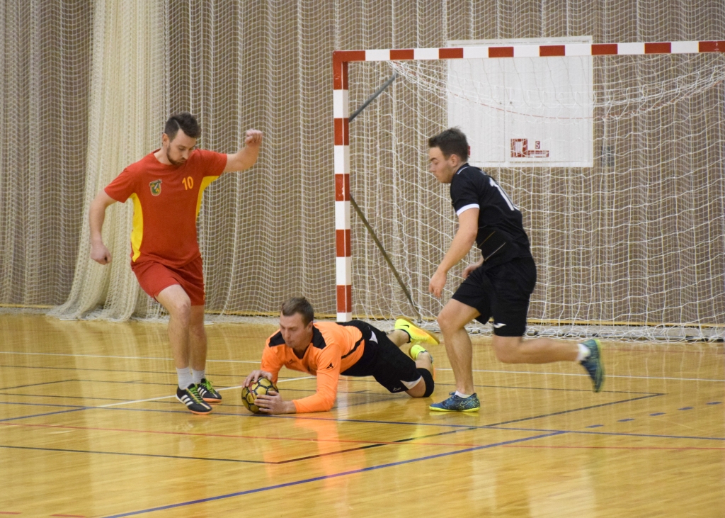 Nost! Bumba ir mana! Vakara otrajā spēlē spēcīgie Kokneses spēlētāji pārtrauca skrīveriešu uzvaru sēriju. Pēc trim uzvarām čempionātā skrīverieši atzina pretinieku pārākumu ar 2:3.
Autors: Viesturs Kaktiņš