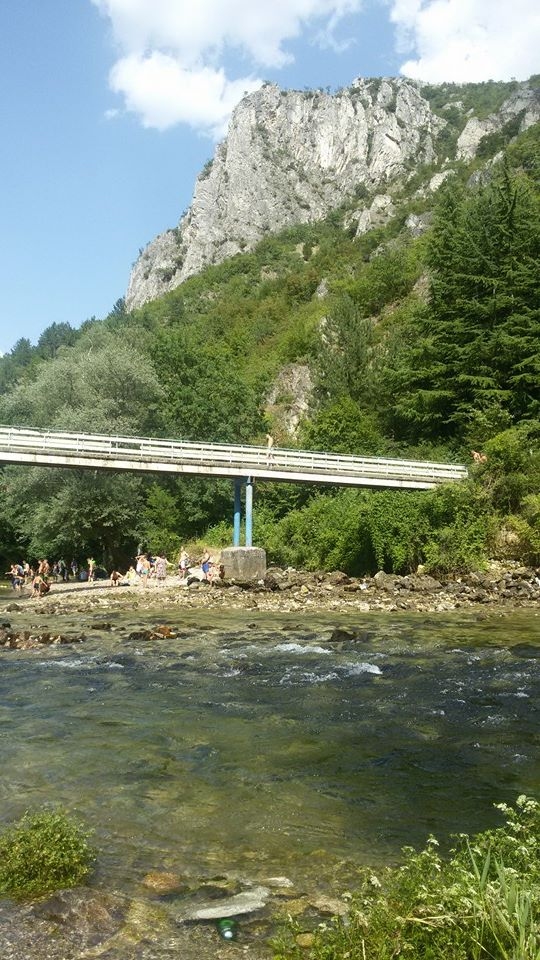 Virs kalnu upes ir tilts —  no tā jaunieši lec ledainajā ūdenī.
Autors: no ceļotāju albuma