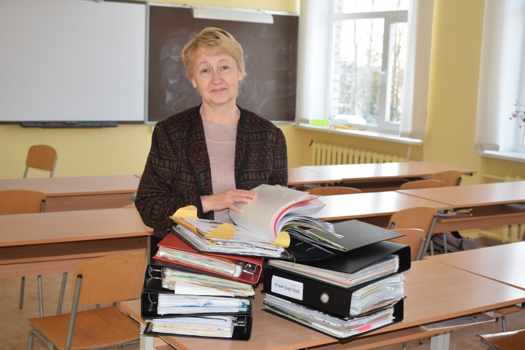 Lai neaizmirstu. “Tas ir mūsu sirdsdarbs,” atzīst Gunta Kupčiuna, pārcilājot skolas nesenāko vēsturi, kas rūpīgi dokumentēta kopš deviņdesmito gadu nogales.
Autors: Līga Patmalniece