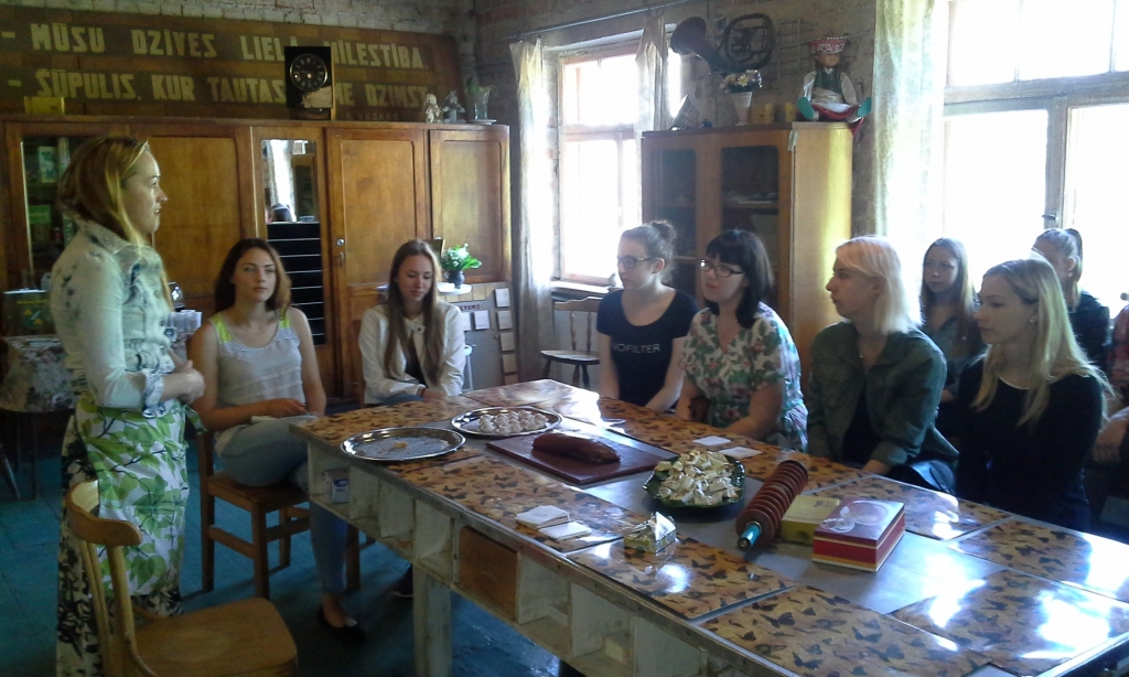 Skolēnu tikšanās ar uzņēmēju — Skrīveru pārtikas kombināta pārstāvi Baibu Lūsi (no kreisās).
Autors: no Andreja Upīša Skrīveru vidusskolas