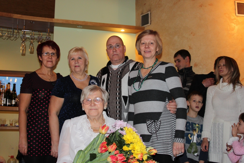 AR SAVU BAGĀTĪBU — bērniem Līgu (no kreisās), Viju, Aldi un Maiju — savā jubilejā pirms pieciem gadiem. 

Autors: no jubilāres albuma