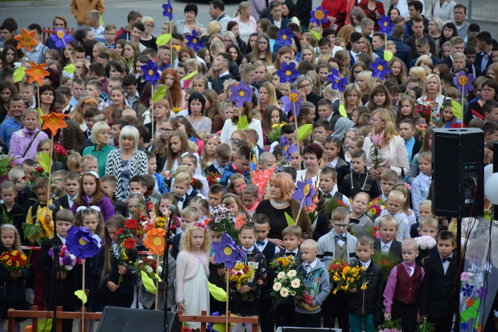 TRĪS APVIENO VIENĀ. Izglītības jomā par nozīmīgāko pagājušā gada notikumu atzīta Aizkraukles novada ģimnāzijas, 1. vidusskolas un sākumskolas apvienošana, izveidojot Aizkraukles novada vidusskolu. 1. septembrī pirmo reizi pilsētas centrālajā laukumā pulcējās ap 840 skolēnu no 1. līdz 
12. klasei. Vēsturisks brīdis bija arī jaunizveidotās vidusskolas kolektīvu koncerts kultūras namā. Nominācijā “Izglītība” balvu vidusskolas direktoram Aldim Labinskim pasniedza toreizējās Stučkas rajona izpildkomitejas priekšsēdētāja vietnieks Osvalds Joksts. 
