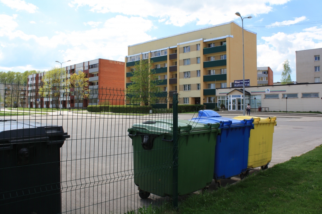 Šķiro nelabprāt. Visā Aizkrauklē izvietoti konteineri papīram un stiklam, taču uzlabojumu nav, cilvēki tajos samet arī organiskos un citus rūpnieciskos atkritumus.                                                        
Autors: no “Staburaga” arhīva