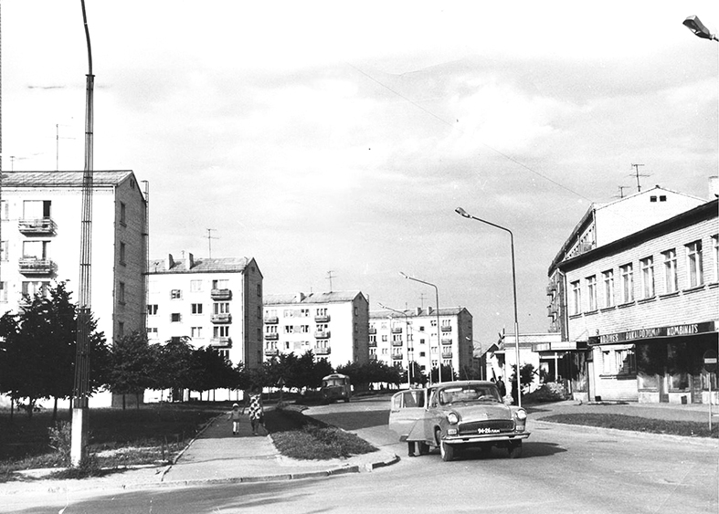 Stučka, Ļeņina iela (tagad Spīdolas), labajā pusē — Sadzīves pakalpojumu kombināts.        
Autors: no Aizkraukles Vēstures un mākslas muzeja