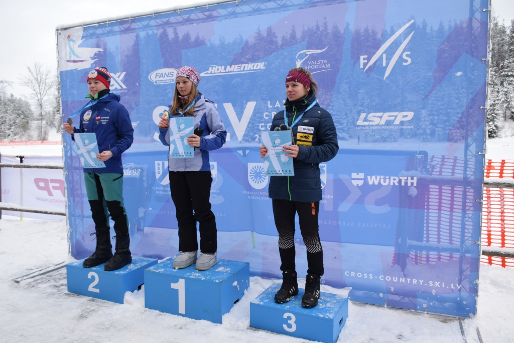 Absolūtajā vērtējumā, kurā vērtēja visu vecuma grupu sportistes, kuras startēja piecu kilometru distancē, gan abas mūsu slēpotājas uz goda pjedestāla stāvēja līdzās — Patrīcija Eiduka uz augstākā pakāpiena, Anda Muižniece — otrajā vietā.