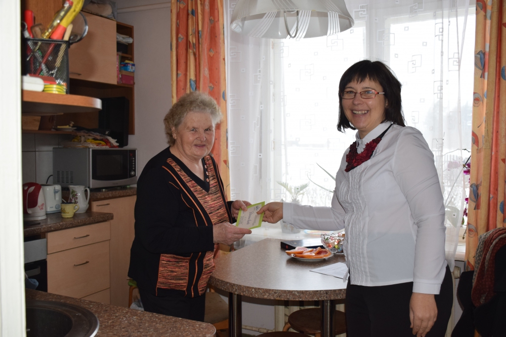 GALVENO BALVU mūsu uzticīgajai lasītājai skrīverietei Vitai Poriņai pasniedz “Staburaga” galvenā redaktore Agita Grīnvalde-Iruka.
Autors: Elita Brovacka