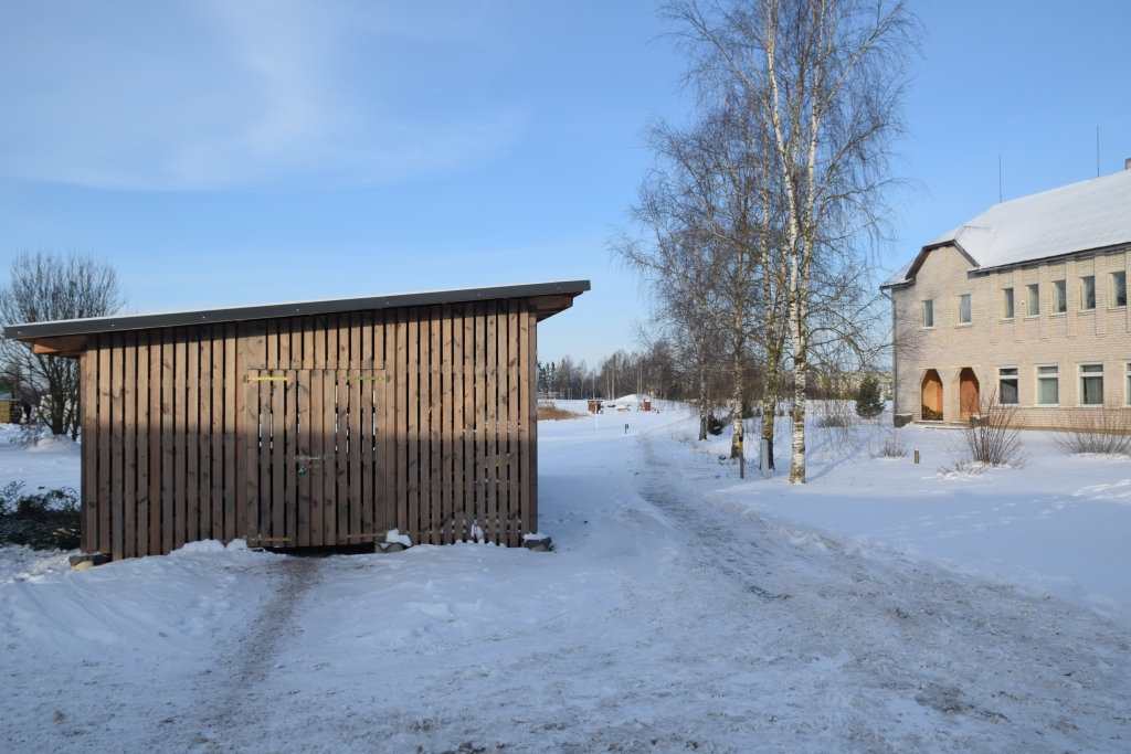 Kurināmā glabāšanai. Līdzās Valles pagasta pārvaldei uzcelts malkas šķūnis, bet gājēju celiņu izbūvēt uzņēmums atteicās. 
Autors: Līga Patmalniece