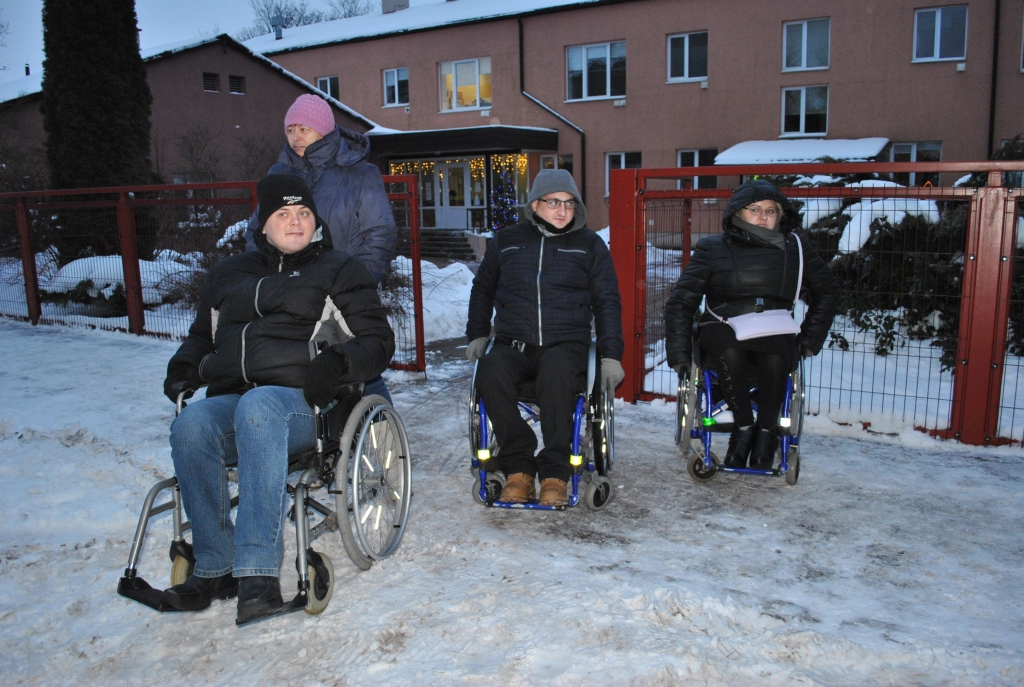 Ziemas ķīlnieki. Gatis Kaktiņš (no kreisās), viņa mamma Biruta, Vjačeslavs un Marina Bivainīši.
Autors: Imants Kaziļuns