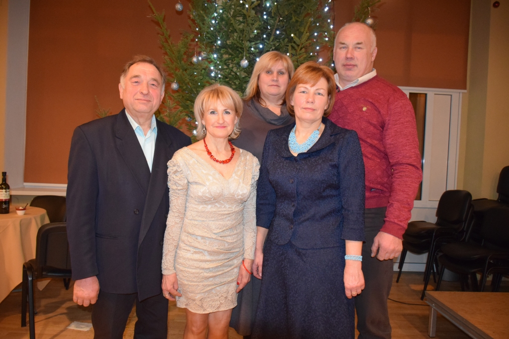 Godināšanas pasākumā. No kreisās — “Jaunozoliņu” māju saimnieki Laimdota un Nikolajs Dembovski, Liepu ielas 14. mājas saimniece Anita Bicka, aiz viņiem —  lauku sētas  “Dārznieki” saimnieki Ilga un Raimonds Bērtulsoni.
Autors: Guna Mikasenoka 