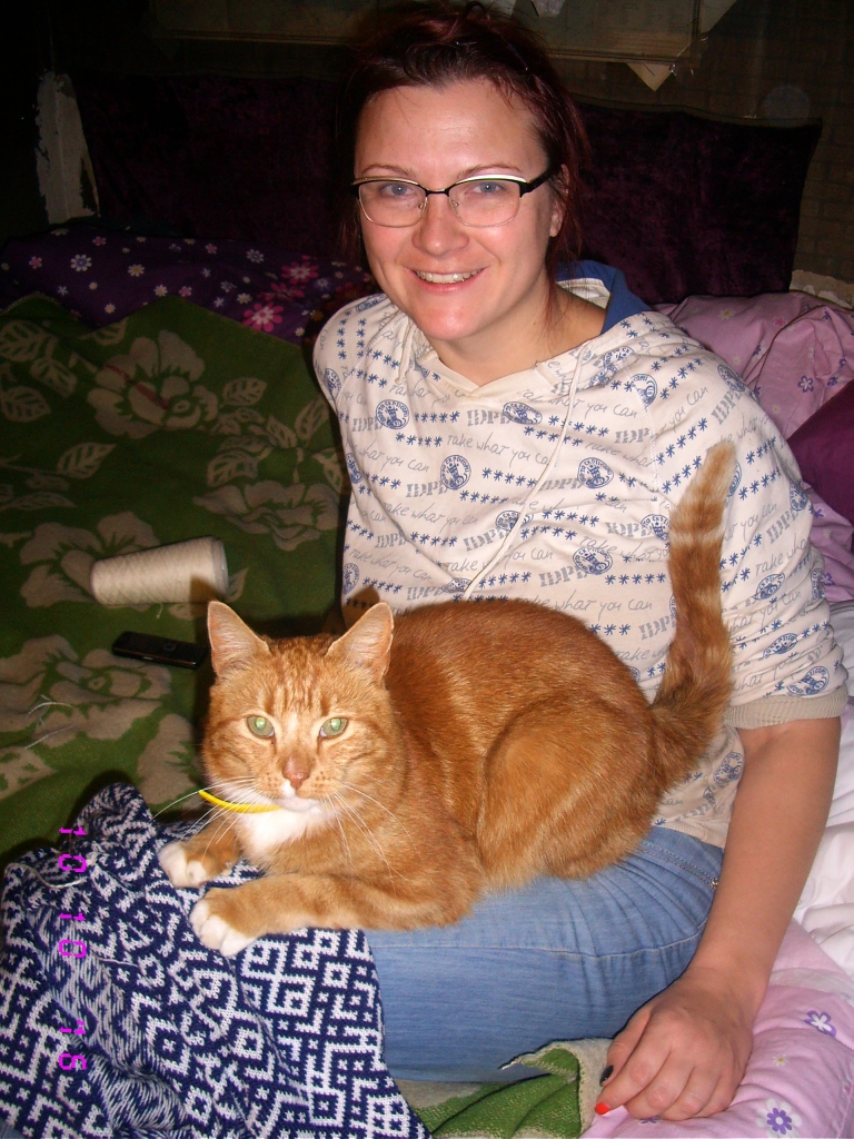 Inese Škutāne: “Nosūtu bildi ar savu runci Minkānu, kurš man ir liels palīgs daudzos darbos, arī adīšanā. Bez viņa nu nekā.”
