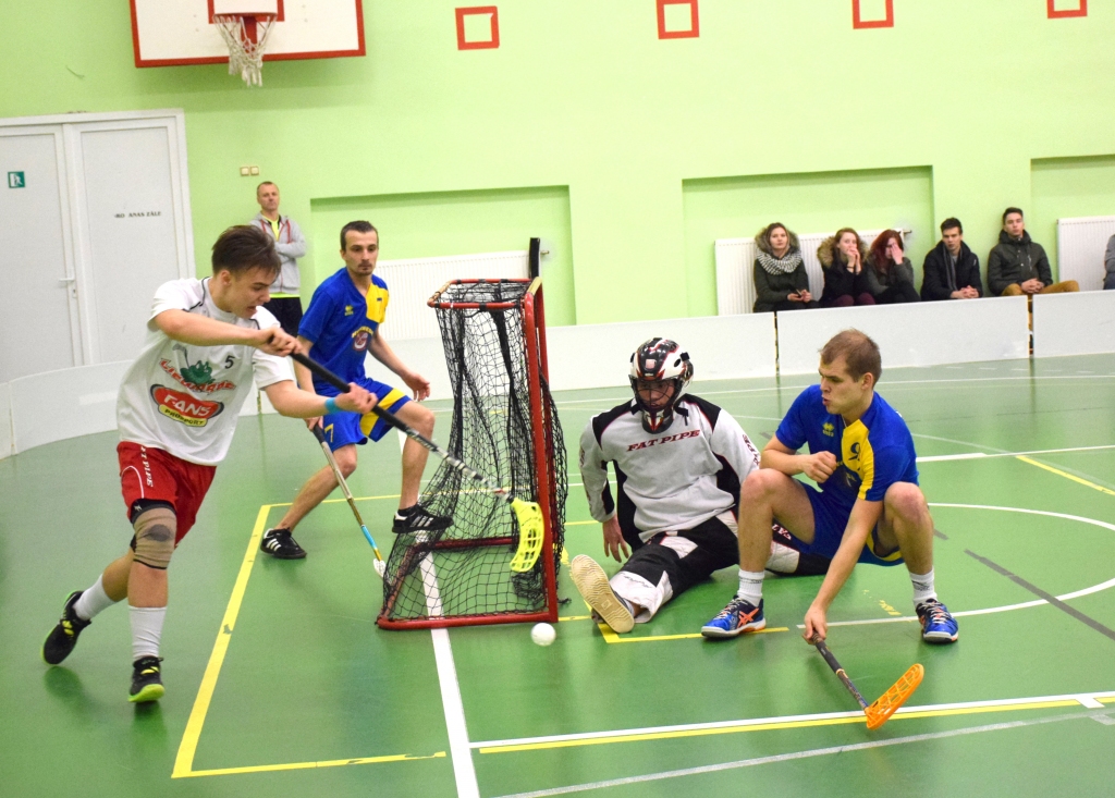 Pirmais zaudējums čempionātā. Kokneses florbolisti, esot nepilnīgā sastāvā, atzina komandas “Fans/Aizkraukle” pārākumu.
Autors: Viesturs Kaktiņš