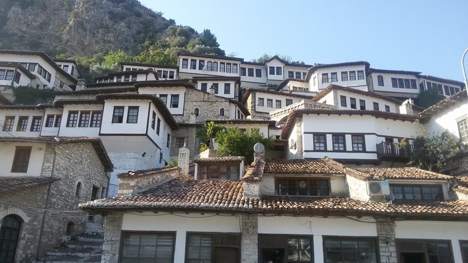 KĀ KLUCĪŠI. Dzīvojamās mājas Beratā.
Autors: no ceļotāju albuma