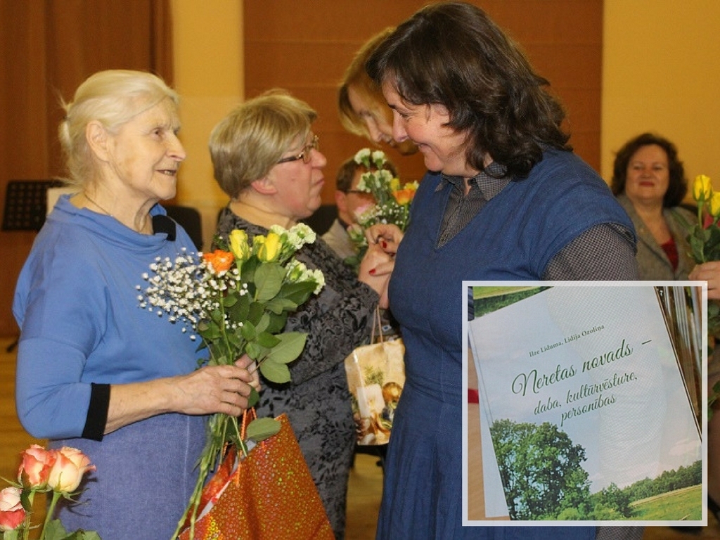 Ziedi vēstures apkopotājām. Grāmatas autores sveic novadniece Zanda Ragele (no labās).

Autors: Daiga Meldere