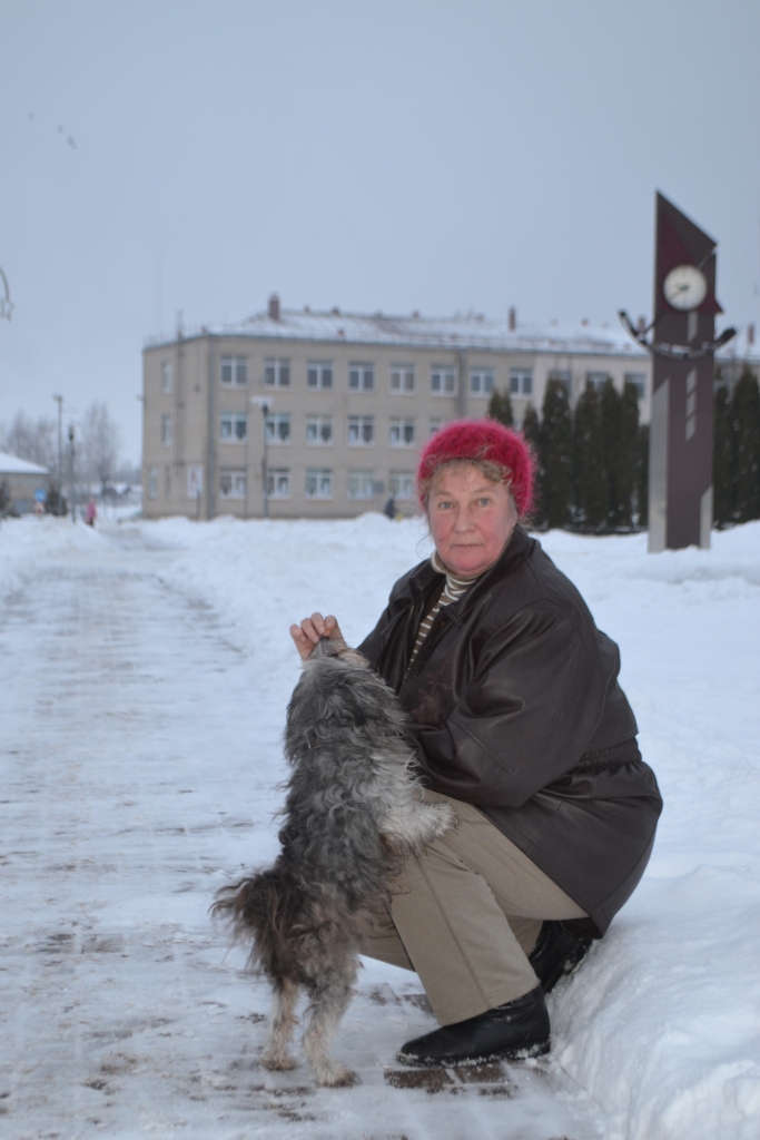 KINOLOĢE Anita Cibiņa uzskata, ka skolā jāiet gan šķirnes, gan bezšķirnes suņiem. Kopā ar kaimiņienes sunīti Rikitu Reinsoni, kura arī mācās pie kinoloģes.
Autors: Elita Brovacka