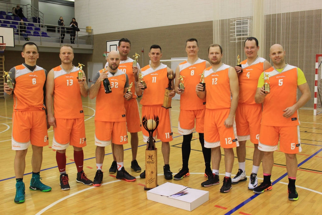 Bumbu grozā prot iemest! Labākie Aizkraukles novada basketbola turnīrā — pirmās vietas ieguvēji komandas “Pagasts” spēlētāji.


Autors: Anita Luckāne