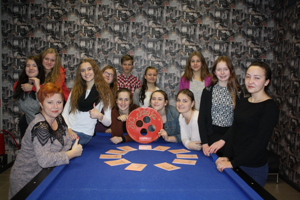 IDEJA ATTĪSTĀS. Brīvprātīgais darbs daudziem Pļaviņu jauniešiem ir laba iespēja sevi apliecināt. No kreisās — Ināra Upeniece. 

Autors: Sandra Pumpure