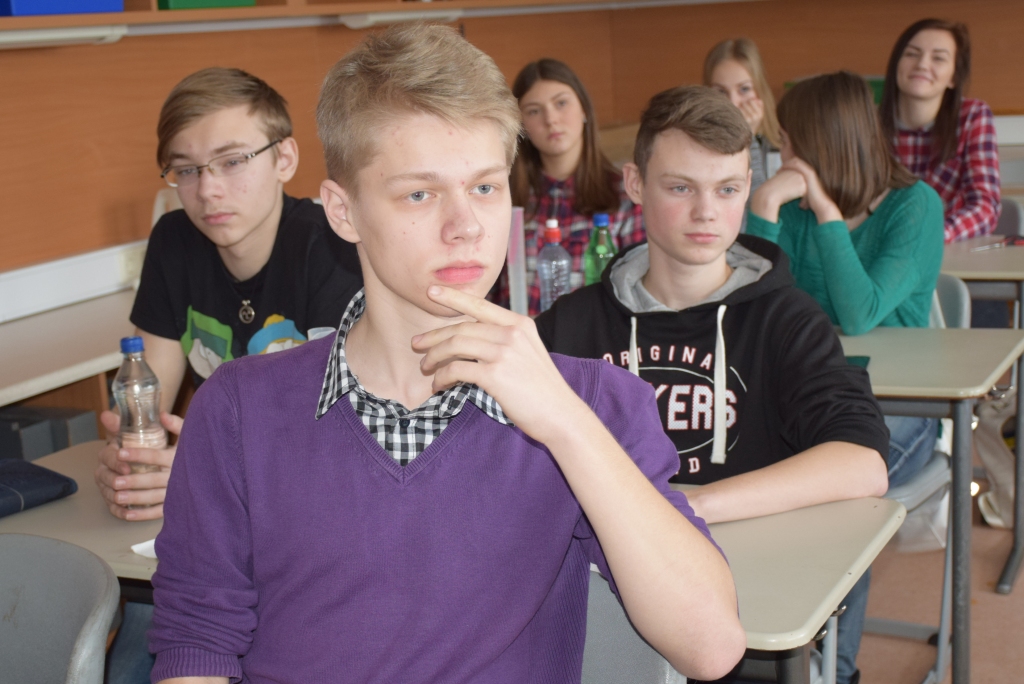 FIZIKAS STUNDĀ. Kristeram Kokaram fizika ir viens no mīļākajiem mācību priekšmetiem, to viņš mācās arī papildus, gatavojoties fizikas olimpiādēm. Kāds spēks iedarbojas uz stundas laikā izgatavoto un pudelēs peldināto “ūdenslīdēju”? Kad klasē bija klusums, skolotāja aicināja palīgā Kristeru, un viņa atbilde bija ātra — Arhimēda spēks.  
Autors: Guna Mikasenoka