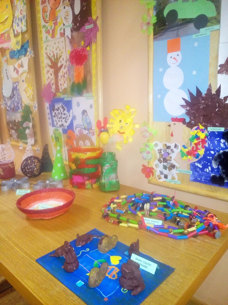 Bērnudārza jubilejai veltīta izstāde.