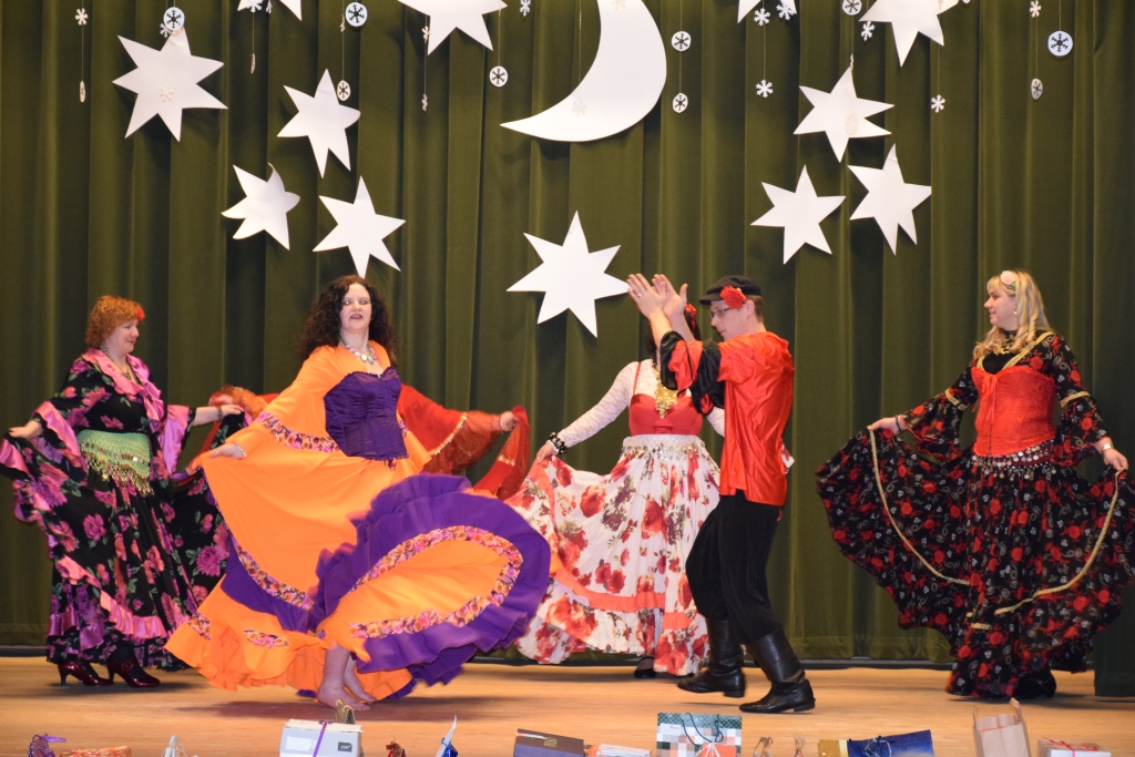 KRĀŠŅU PĀRSTEIGUMU daudzesiešiem sagādāja Iršu čigānu deju grupa. 
Autors: Elita Brovacka