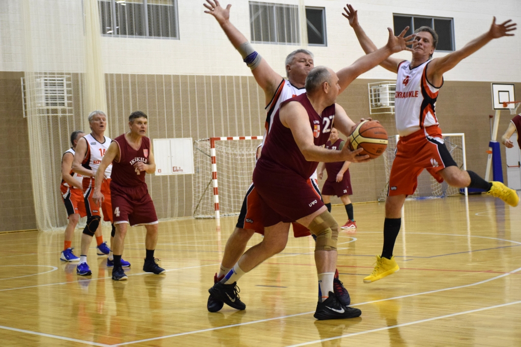 Tev nebūs mest! Aizkraukles basketbolisti aktīvi darbojās aizsardzībā, neļaujot pretinieku komandas spēlētājam nodot bumbu.
Autors: Viesturs Kaktiņš