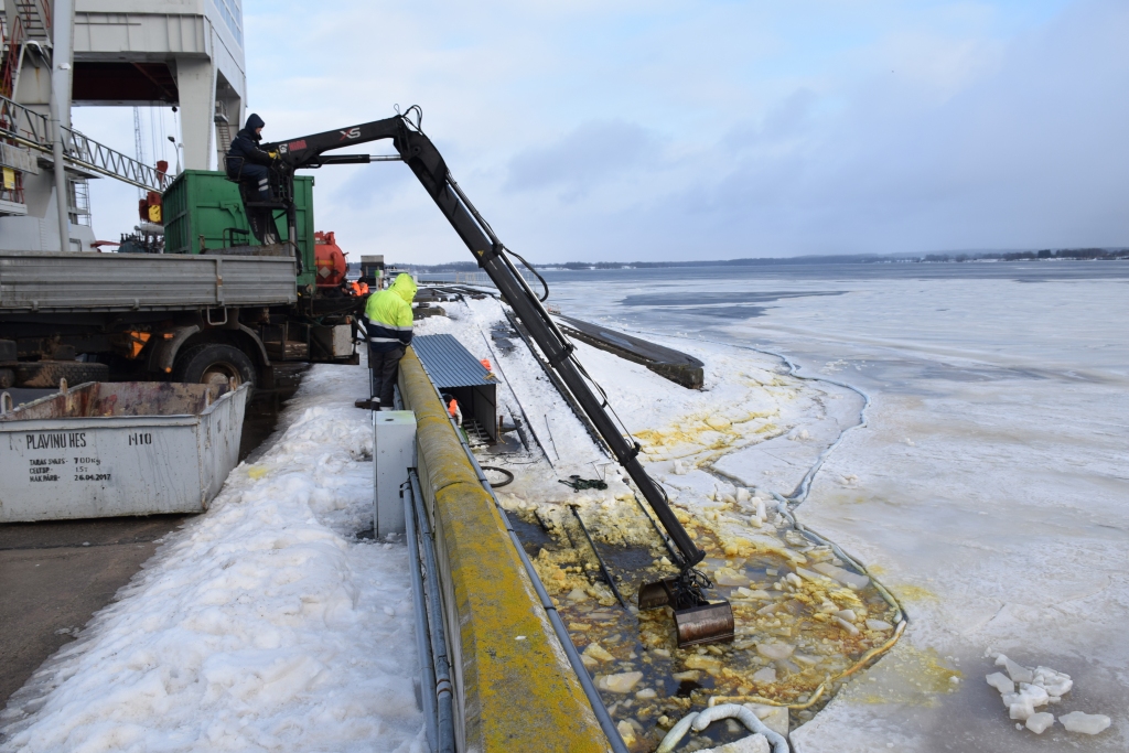 Darbs nedēļai. SIA “Eko Osta” strādnieki pie Pļaviņu HES dambja novērš ūdens piesārņojumu.
Autors: Imants Kaziļuns