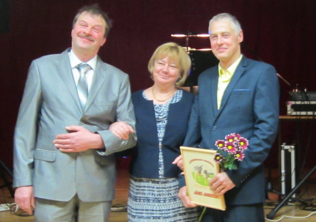 PIENA BARONI — Arvīds Leitlants (no kreisās), Ilona Skābarniece un Jānis Jaudzems.

Autors: no kooperatīva “Bites”