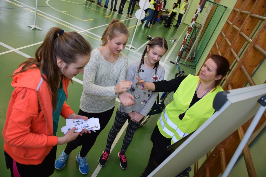 Ceļa zīmju puzles. Pienākumus uzdevuma veikšanai sadala Aizkraukles novada vidusskolas komanda “Babenes”.
Autors: Imants Kaziļuns