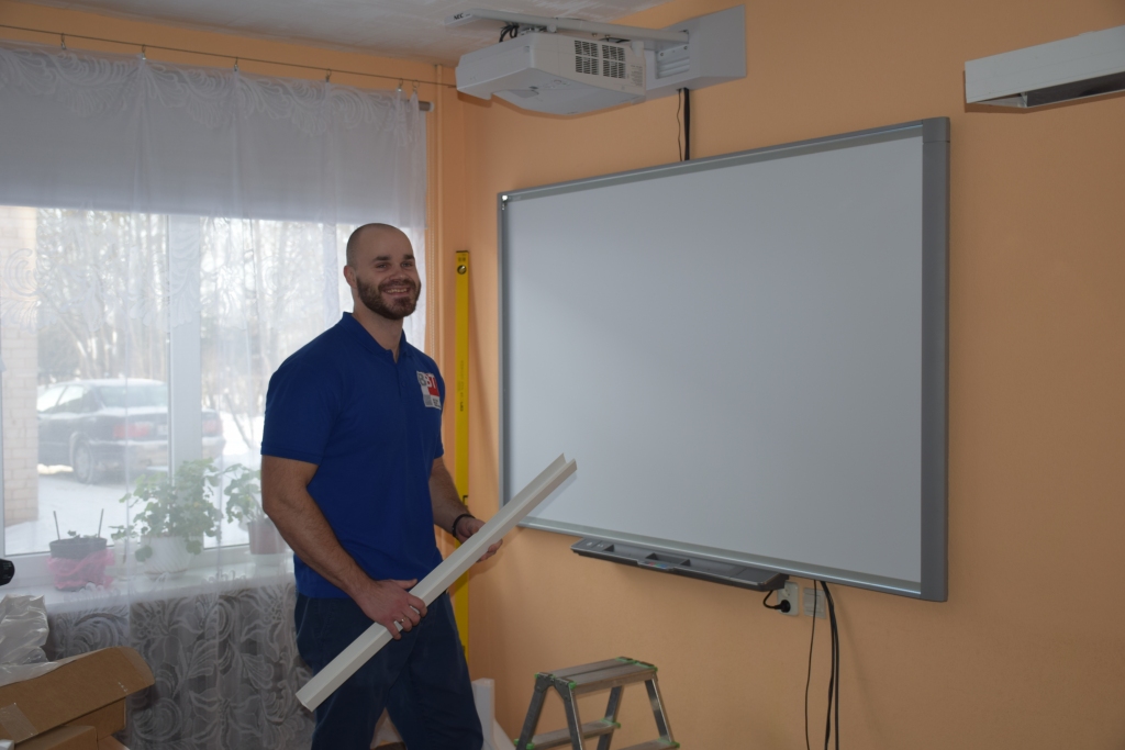 Lielajā planšetē drīz ieplūdīs “dzīvība”. Valles skolas ģeogrāfijas kabinetā meistars Sandris Bullis.
Autors: Imants Kaziļuns